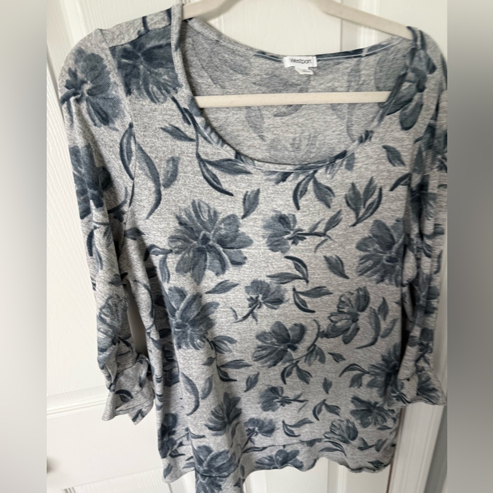 Westport 1X women’s gray blue Floral ruffle Sleeve Top